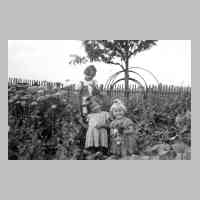 081-0039 Reinlacken 1942 - Cousinen Gisela und Adeline Norkus mit Renate Schulz im Garten.JPG